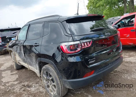 2025 Jeep Compass Latitude 4X4 z USA, uszkodzony, nr VIN 3C4NJDBN4ST553209